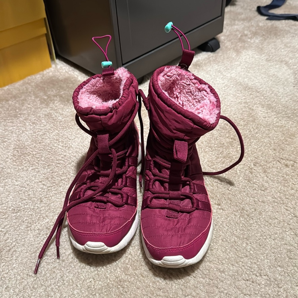 NIKE Roshe Run High Sneaker Boots Faux Fur Lining - Raspberry Red, size 7.5